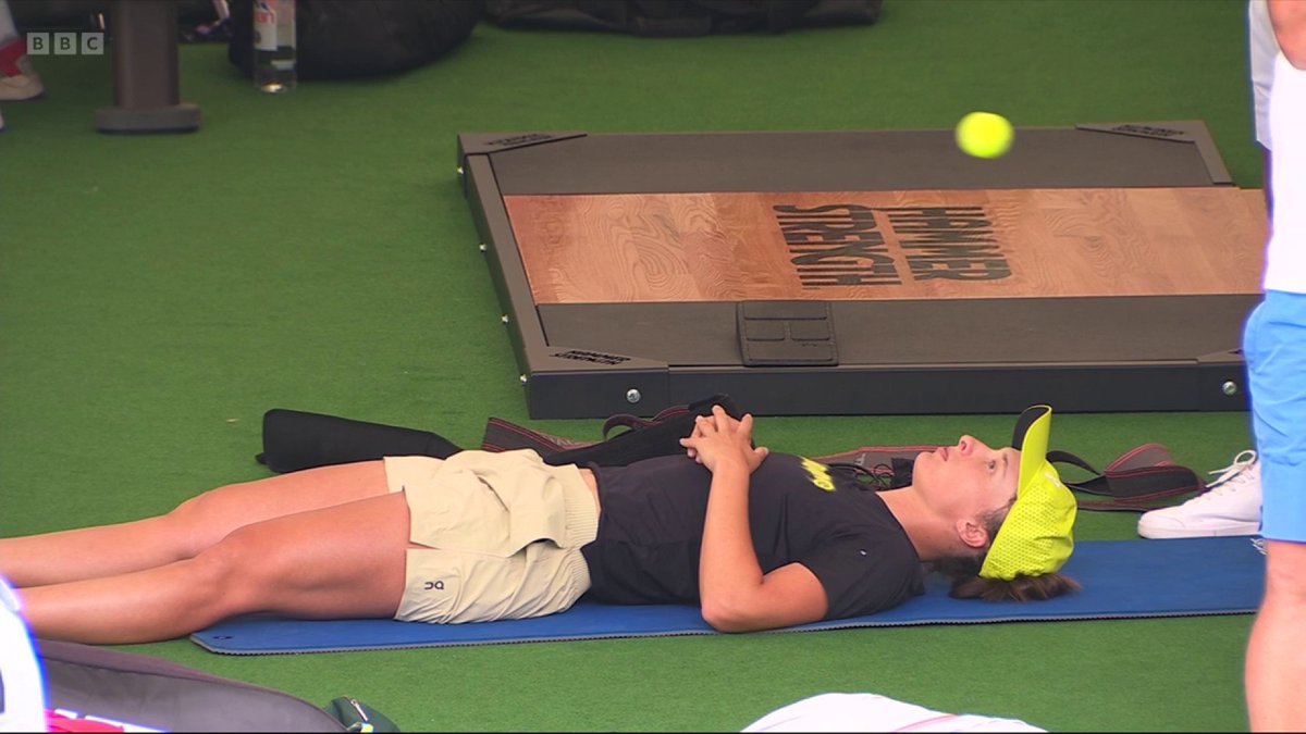 That's one way to warm up for a #Wimbledon semi-final 😅 It's fair to say Iga Swiatek has her eyes on the prize! 👀🎾