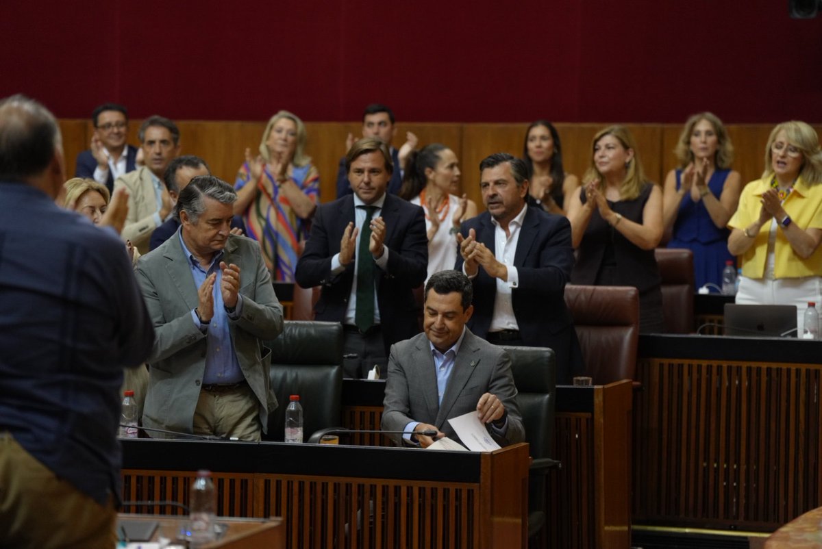 Este es el espectáculo bochornoso y vergonzoso que ha sufrido un pleno más el presidente Juanma Moreno. Este es el politiqueo que quiere traer el PSOE a Andalucía en vez de centrarse en los andaluces.