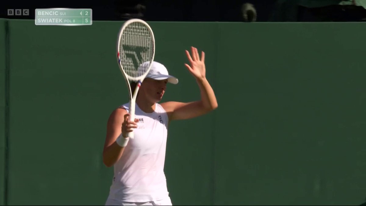 A strong start from Iga Swiatek as she takes the first set 6-2! #Wimbledon