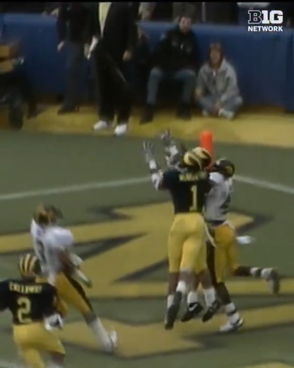 McMurtry makes the play 😲 Let's take a look back at Greg McMurtry hauling in the Hail Mary before the half in Michigan Football's 1987 win over Iowa 👇 #TBT x #B1GFootball