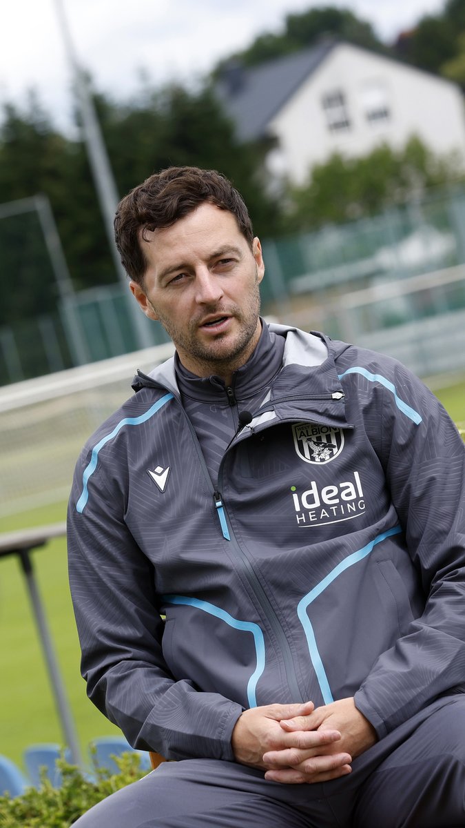 Catching up with the gaffer. 🫡 Tune into the full interview with Ryan Mason on Albion YouTube! 👇