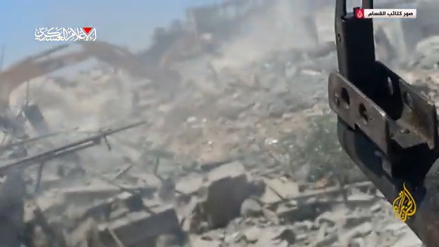 #الجزيرة تحصل على مشاهد من عملية محاولة أسر القسام جندي إسرائيلي، وتظهر اشتباك عناصر الكتائب مع جنود الاحتلال قبل اغتنام سلاح جندي حاولوا خطفه قبل مقتله في منطقة عبسان شرق خان يونس #حرب_غزة #الأخبار