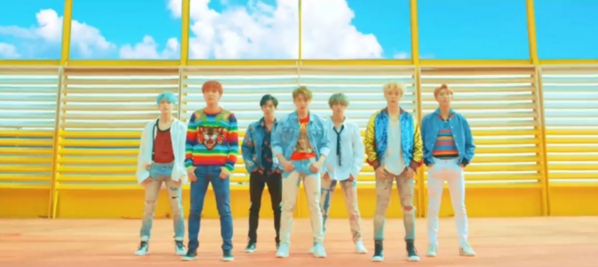 sou army a 9 anos e a primeira música do bts que escutei foi dna e vocês?