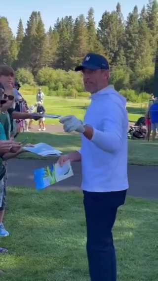 Aaron Rodgers had some fun with an "autograph hound" 😅 (via Gilberto Manzano)