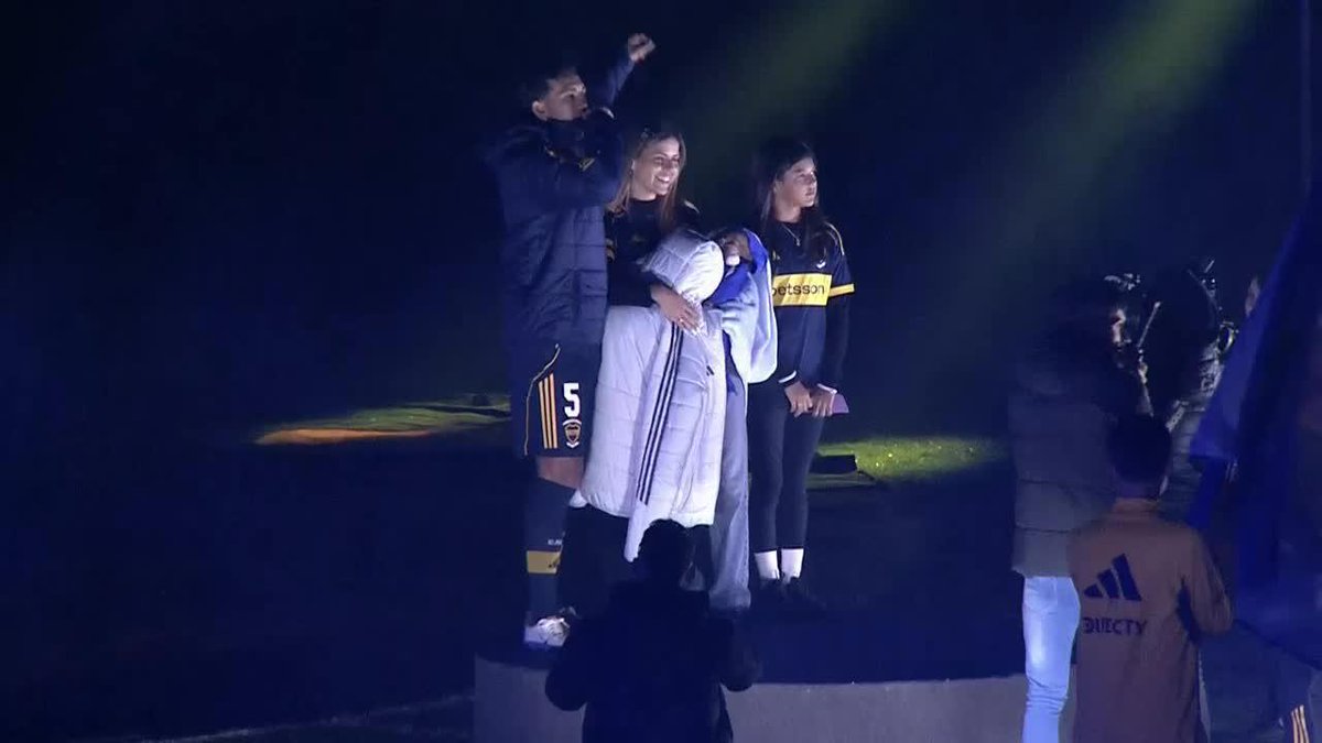 "VENÍ VENÍ, CANTÁ CONMIGO" Paredes canta con la gente en su vuelta a Boca en la Bombonera.