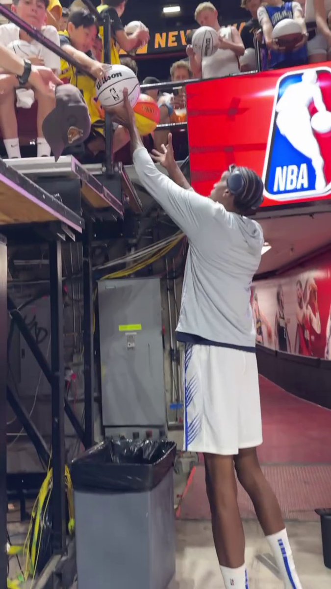 7’5" Jamarion Sharp doesn’t even need kids to drop their items for him to sign them 😳