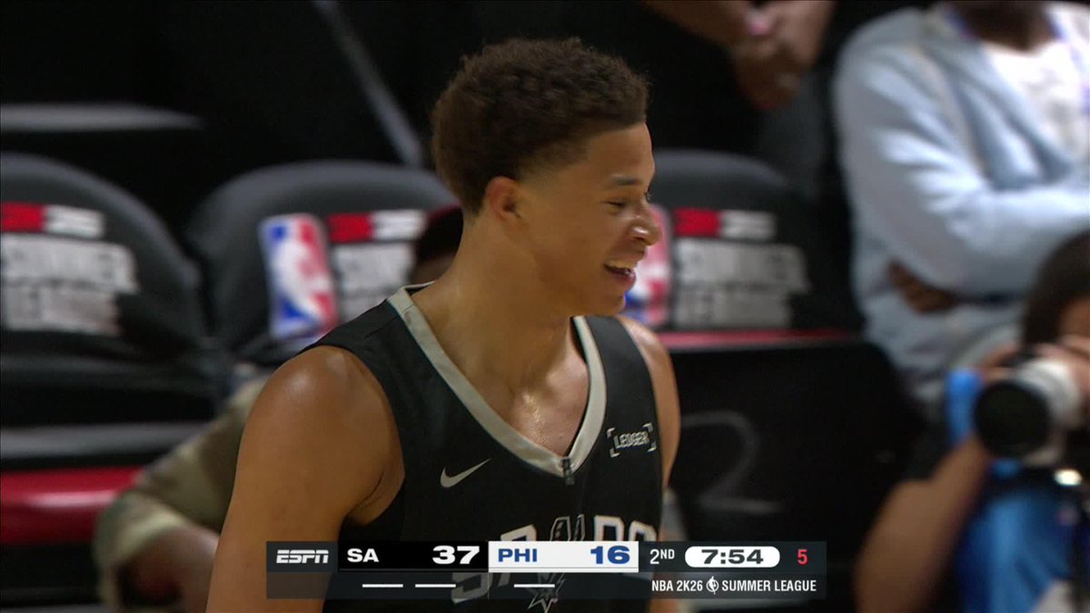 Carter Bryant BLOCK PARTY 🚫👋 2 straight denials gives him 3 blocks in a span of 30 seconds 🤯