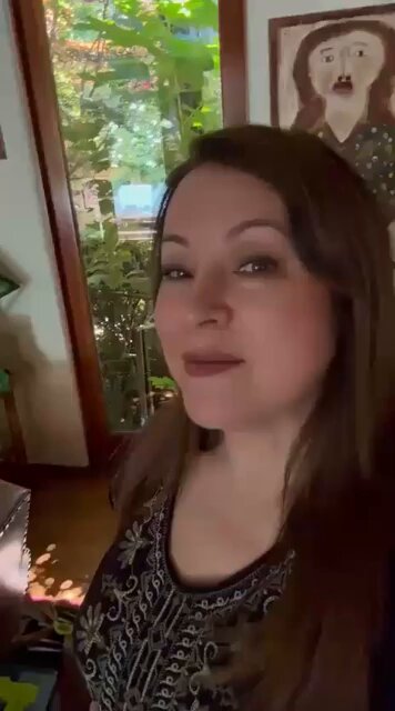 Jennifer Tilly donated two of her handbags to the charity The V Foundation for Cancer Research You can bet on them on their Ebay!