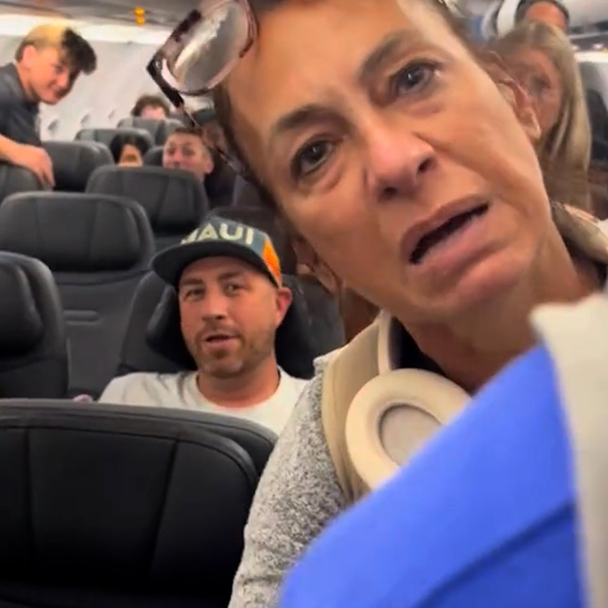 💬 Una abogada intentó ser una de las primeras en bajar del avión y provocó una acalorada discusión con otros pasajeros.