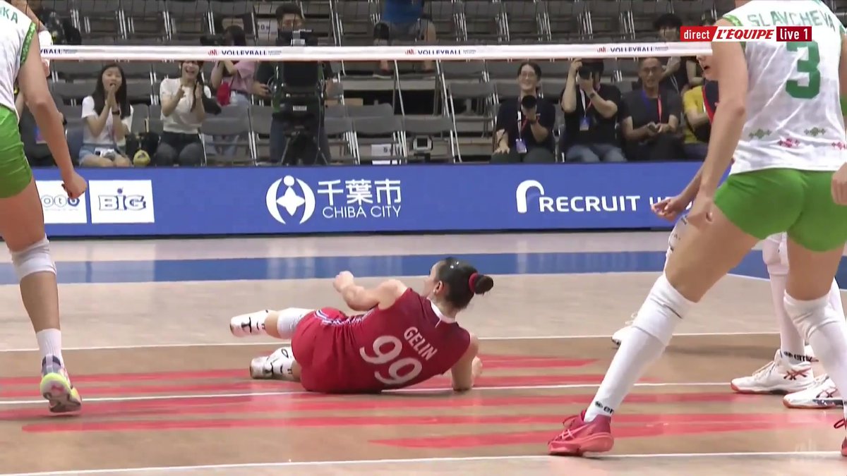 🇫🇷🏐🇧🇬 À l'image de ce point de dingue remporté par les Bulgares, les Bleues n'ont pas trouvé la solution et perdent la deuxième manche ! Le match à suivre sur L'Équipe live > #lequipeVOLLEY