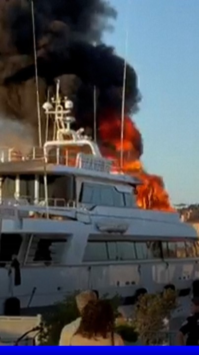 Un yacht de luxe de 41 mètres prend feu dans le port de Saint-Tropez