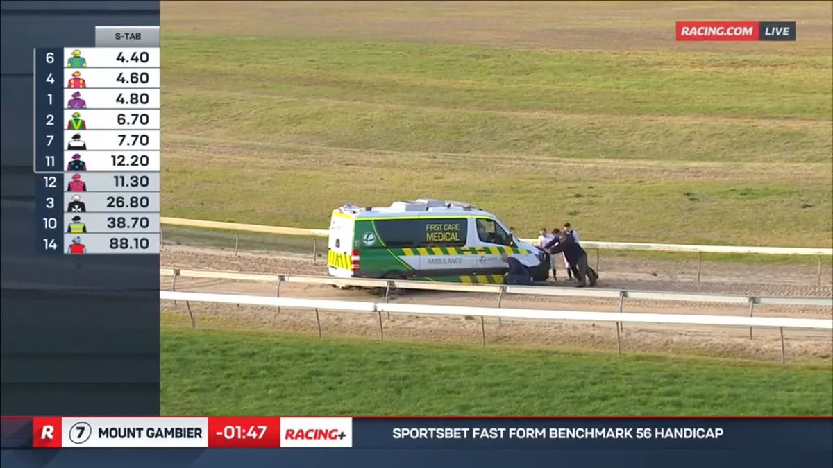 💪 お助けジョッキーさん、救急車を救出 🇦🇺 マウントガンビア競馬場の7レース発走前、メディカルカーがAWコースでスタック。 7レースに乗っていないエオイン・ウォルシュ騎手やトム・マッデン騎手らが手伝い、押し出しに成功。レースも無事行われました。 #競馬 #海外競馬