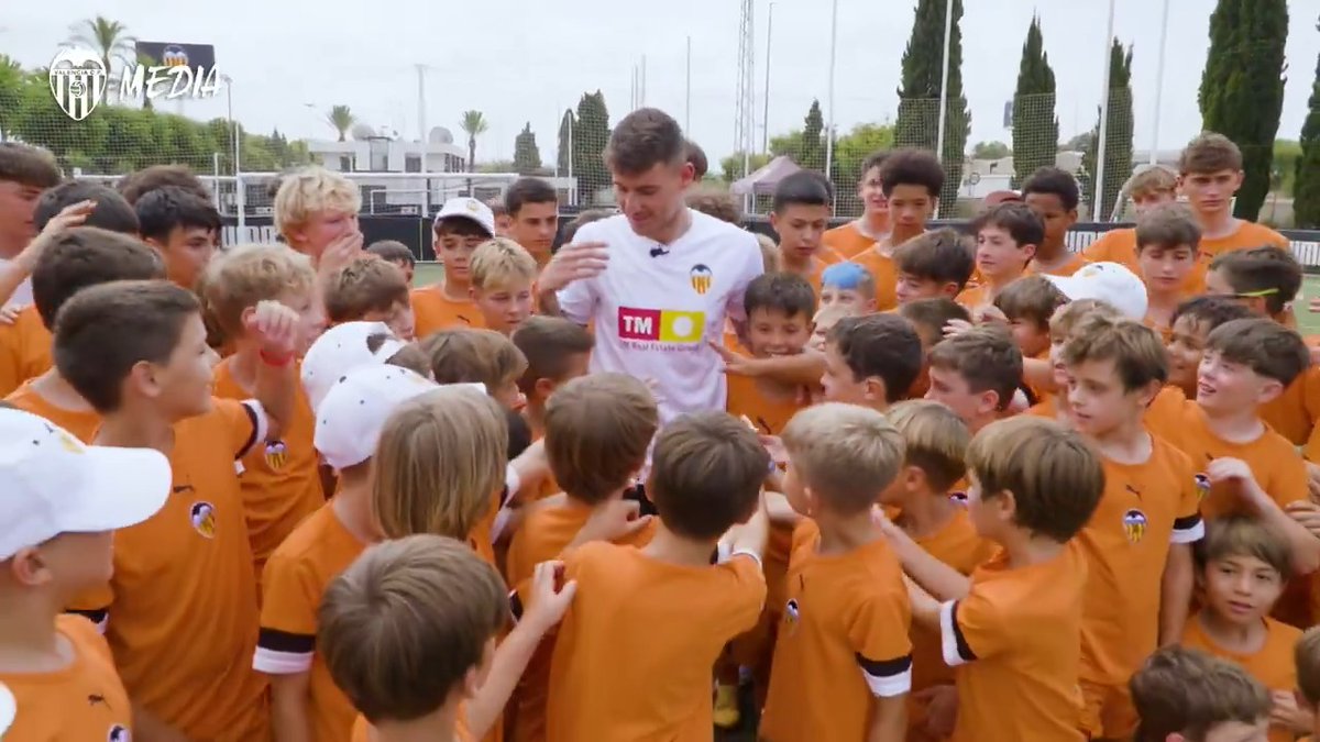 🫂 Dani Raba se da un baño de masas en el Campus del Valencia CF ➡ El atacante valencianista mantuvo un encuentro con los 2️⃣0️⃣0️⃣ participantes del segundo turno #CampusVCF 8️⃣0️⃣0️⃣ jugadores de más de 4️⃣0️⃣ países #VCFWorld🦇🌏