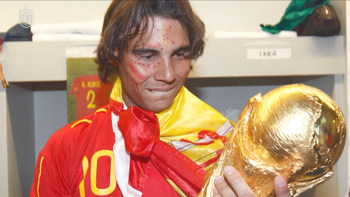 𝗥𝗘𝗖𝗨𝗘𝗥𝗗𝗢𝗦 𝗖𝗢𝗡 ⭐️ | Rafa Nadal 🗣️ “Cuando metimos el gol, sin darme cuenta, estaba llorando en la grada de Johannesburgo”. Rafa Nadal, extenista ganador de 92 títulos de la ATP, entre ellos 14 Roland Garros. #VamosEspaña