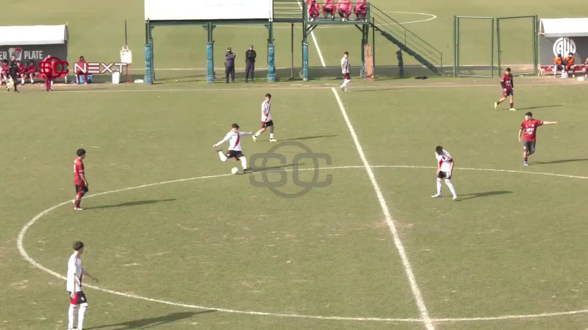 😱 ¡GOLAZO DE MITAD DE CANCHA EN RIVER CAMP! 😱 🚀 Juan Baldés, defensor y categoría 2008, le pegó desde la casa y marcó esta locura en la goleada 4-1 del Millonario ante la sexta de Central Córdoba. ⚽ #SCNext