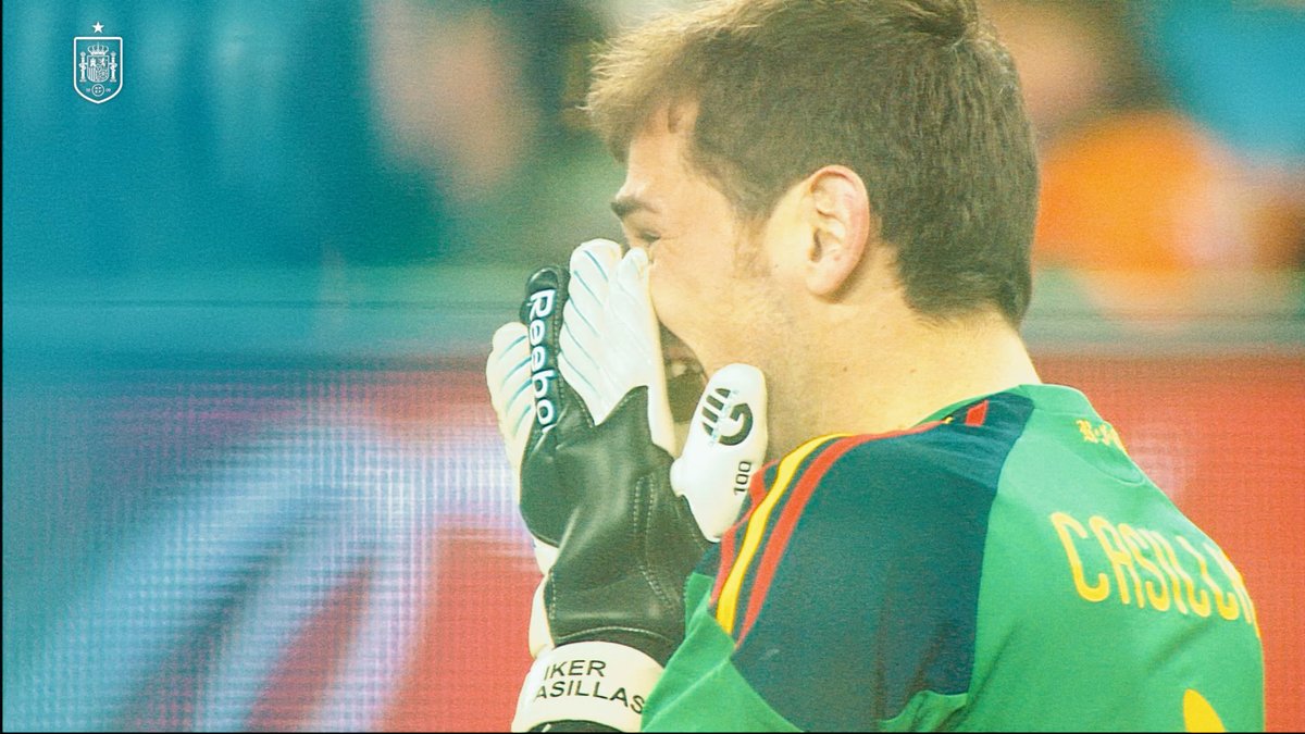 𝗥𝗘𝗖𝗨𝗘𝗥𝗗𝗢𝗦 𝗖𝗢𝗡 ⭐️ | Iker Casillas 🗣️ “Conseguimos que todo un país se sintiese feliz y orgulloso de su Selección”. Iker Casillas, campeón del Mundial 2010. Levantó el trofeo en Sudáfrica tras una gran actuación. #VamosEspaña
