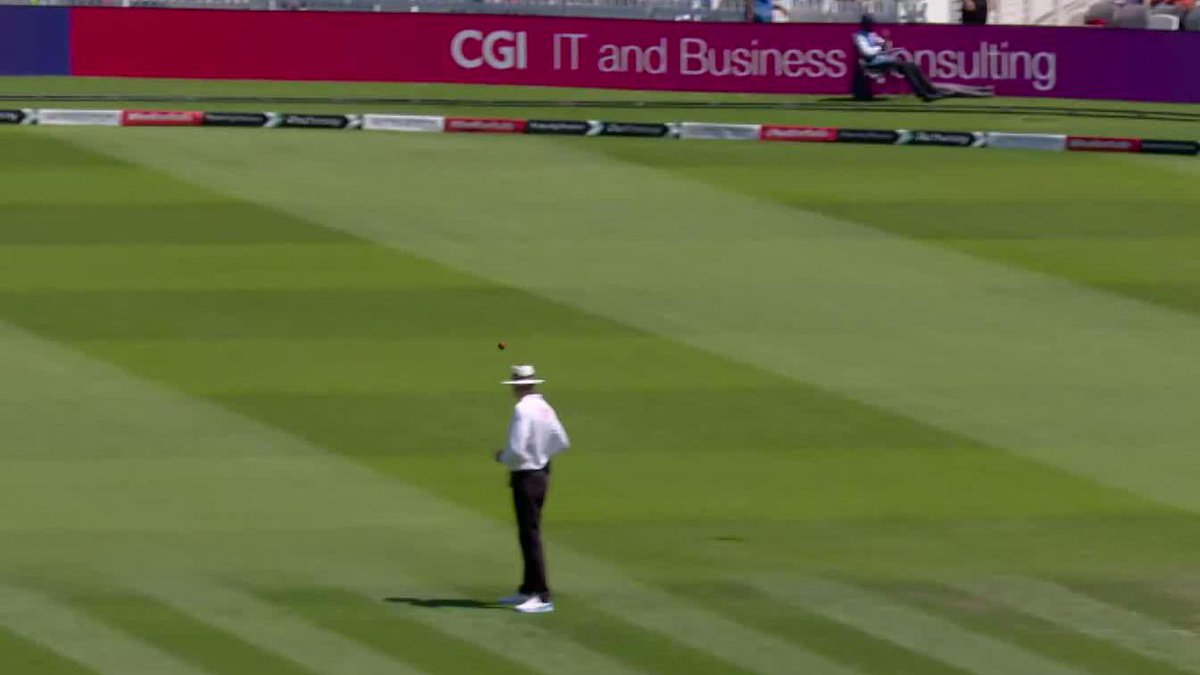 Vital runs from Jamie Smith before the lunch break 🙌 🤝 @IGCom