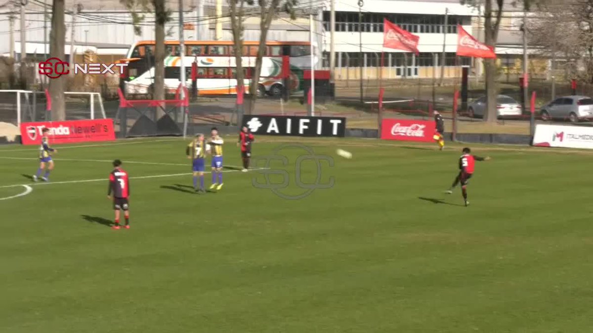 ¡UN GOLAZO PARA PONER UN CUADRO! Antonio Meza, categoría 2009, marcó este golazo infernal de tiro libre para Newell's en el clásico de la séptima ante Rosario Central. ⚽ #SCNext
