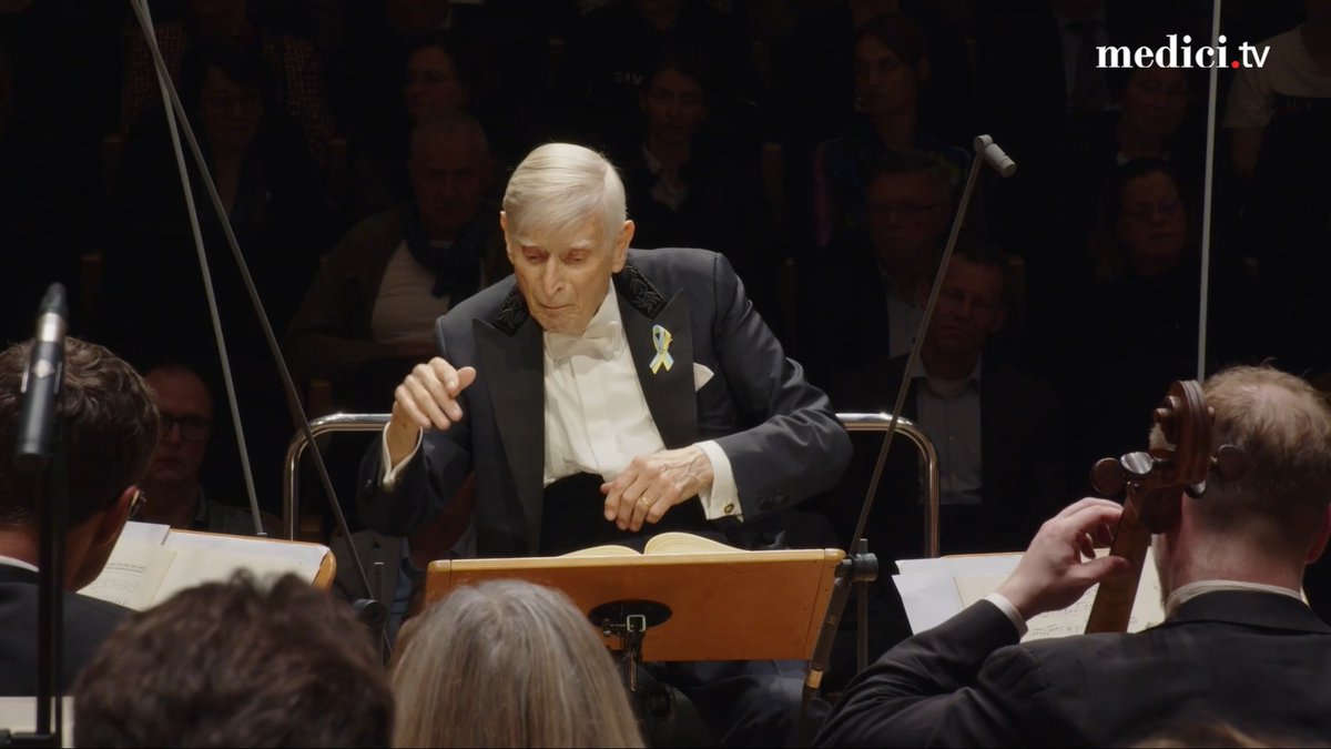 最小限の動きで、巨大な音楽を引き出す。ブロムシュテット氏98歳、まだまだ現役!おめでとう御座います!