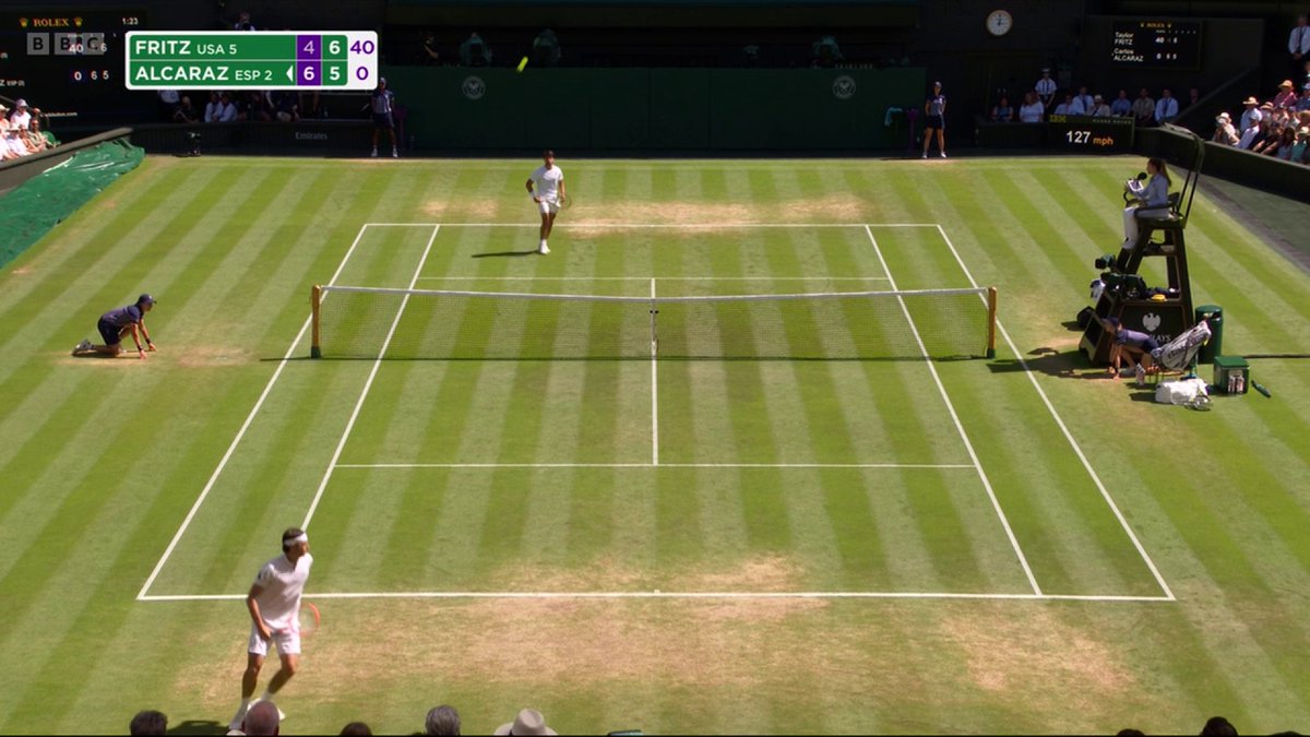 Taylor Fritz breaks Carlos Alcaraz and takes the second set! One set each on Centre Court... 🍿