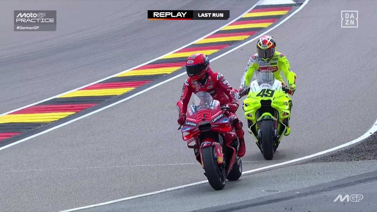 No se le escapa una a Marc Márquez 👀 Activó el modo detective para ver el neumático que llevaba Di Giannantonio al salir de pit lane #GermanGP 🇩🇪 #MotoGP 🏁
