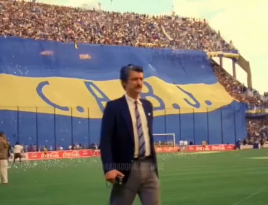 El golpeo de pelota al cielo que hace Diego es magnífico.