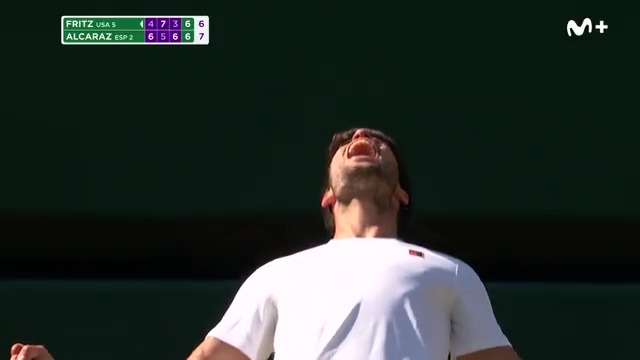 Limpiando la lรญnea ๐งน. Carlos Alcaraz jugarรก la final de #Wimbledon tras vencer a Fritz en cuatro sets. ยกVAMOS! #LaPistaDelTenis