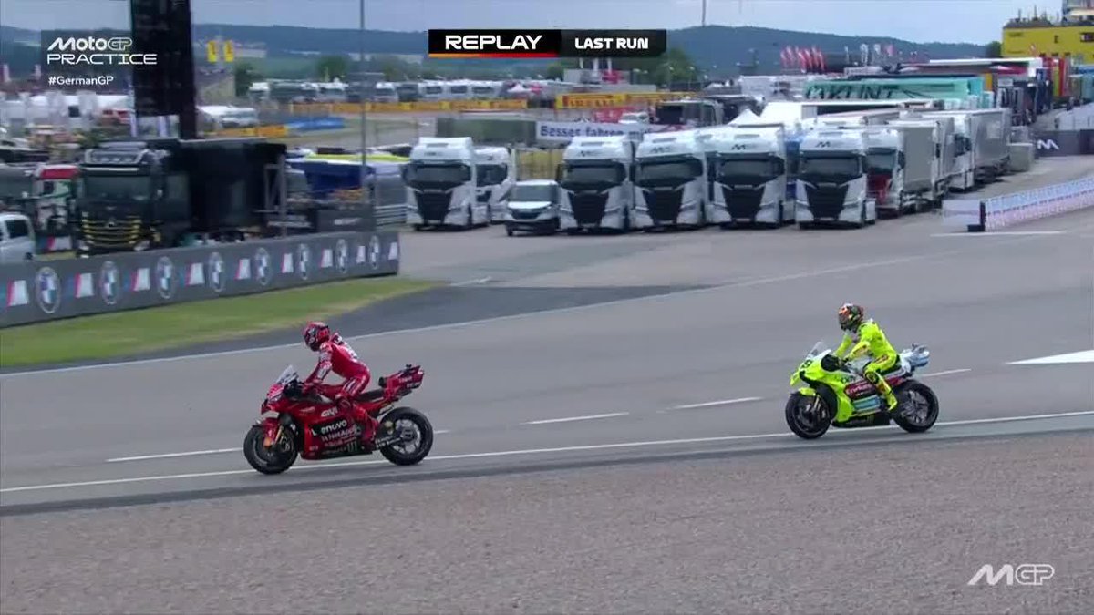 ¡La polémica del día! Fabio #DiGiannantonio siguió a Marc #Márquez en la última vuelta, en ese momento fue cuando el italiano hizo el récord de pista. 😳