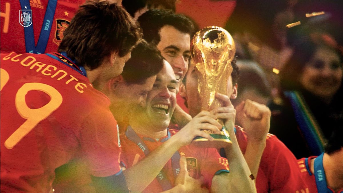 𝗥𝗘𝗖𝗨𝗘𝗥𝗗𝗢𝗦 𝗖𝗢𝗡 ⭐️ | Andrés Iniesta 🗣️ "Lo que más recuerdo es la locura del momento del gol y de la gente celebrándolo en España". Andrés Iniesta, campeón del Mundial 2010. Autor del único tanto de la final ante Países Bajos. #VamosEspaña