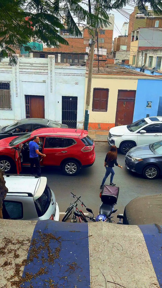 Mientras tanto, en alguna calle de Lima... 😳