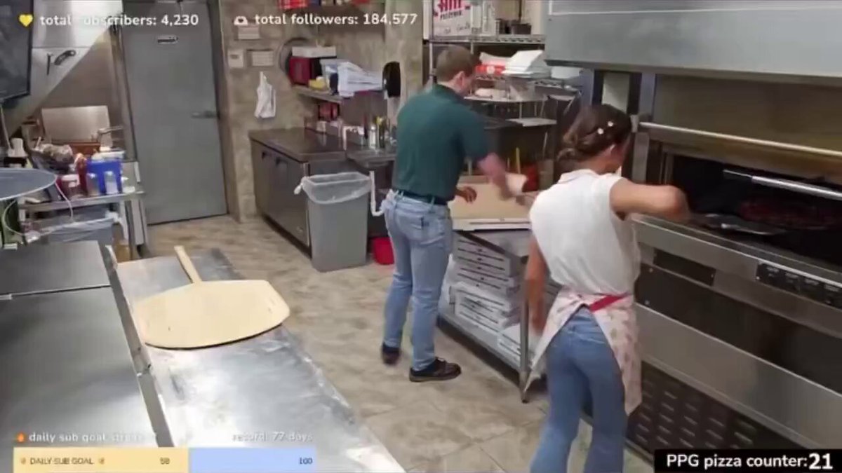 Baking pizza live on stream gone wrong 😭