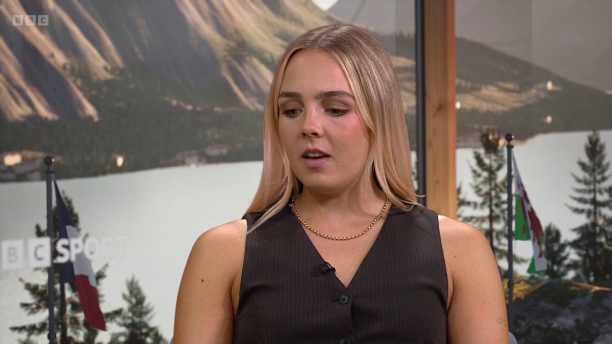 "That's why she's in the team" 👊 Ellie Roebuck was full of praise for Hannah Hampton 🧤