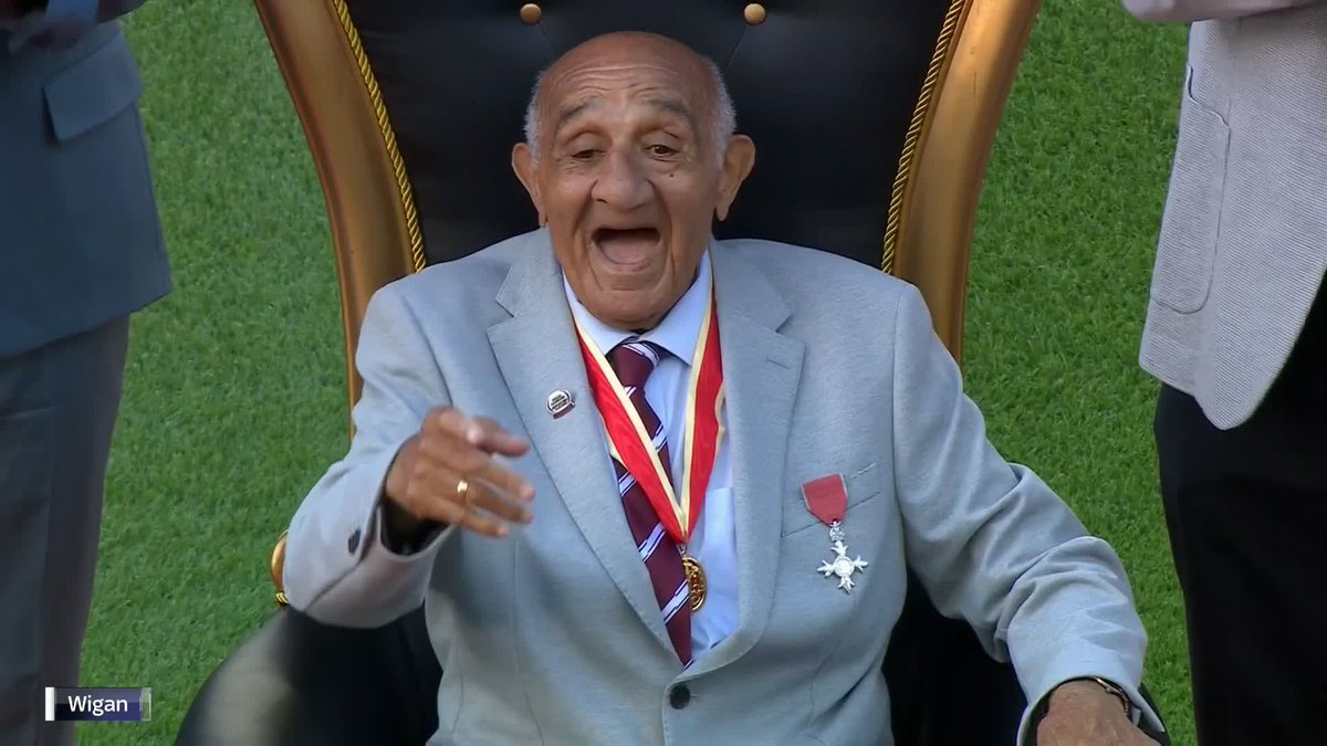Sir Billy celebrating his knighthood with his fellow teammates from the 1965 Wigan Challenge Cup-winning squad 🥹❤️