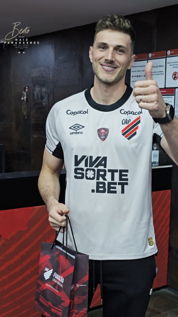 🌪️ Bento Krepski, o nosso piá do Caju, esteve na Loja Furacão para garantir a nova camisa oficial 2. Ele aproveitou a visita para participar de uma roda de chimarrão, onde bateu um papo descontraído, contou histórias e conheceu de perto o novo manto do seu clube do coração. 🧉 E não parou por aí: ele ainda garantiu seu kit Raiz Paranaense! Um item exclusivo, que agora faz parte da sua coleção. O Athletico agradece Bento pela visita e deseja toda a sorte do mundo na sua trajetória. A casa é sua, sempre!