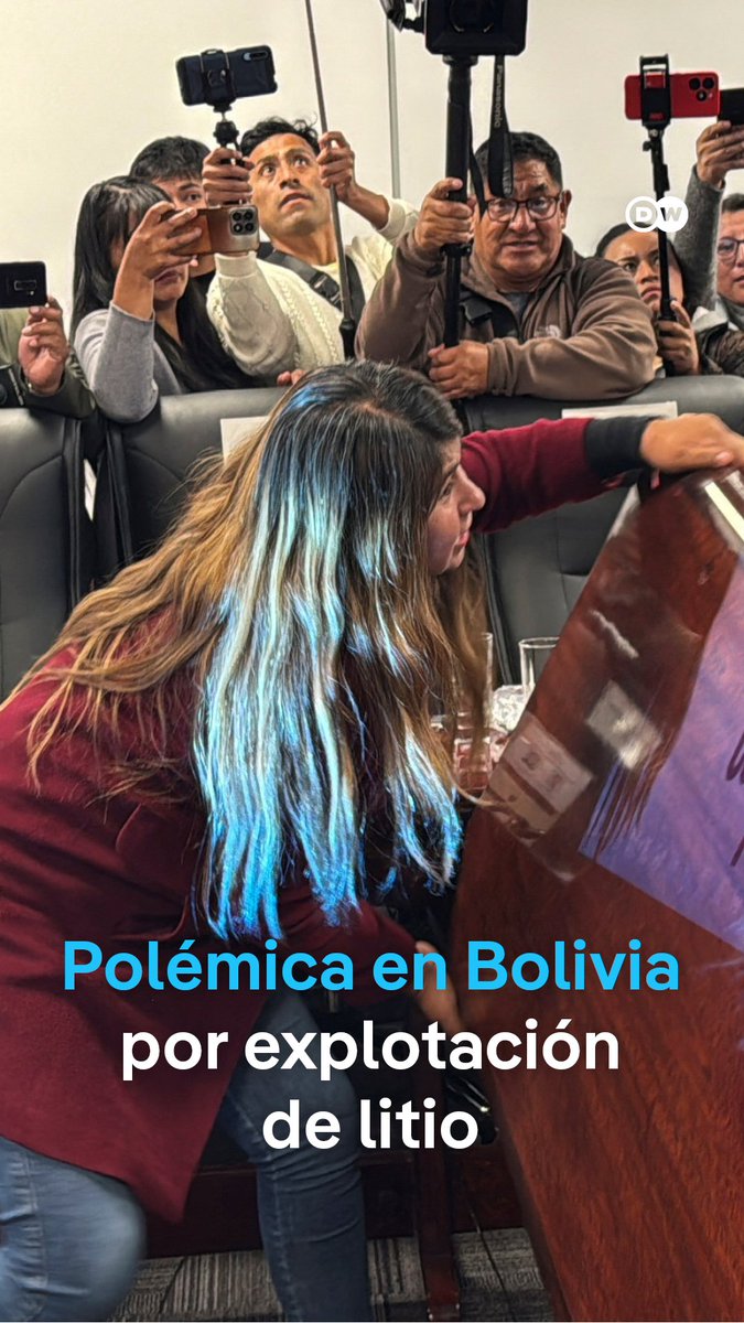 Bolivia firma contrato de explotación de litio con empresas de China y Rusia Un grupo de asambleístas bolivianos ha expresado su rechazo a los contratos firmados por el gobierno de Luis Arce con empresas de China y Rusia para la explotación de litio en el salar de Uyuni, en Potosí. Legisladores opositores y organizaciones civiles denuncian la falta de consulta a las comunidades locales, la ausencia de estudios ambientales y la falta de transparencia en el proceso. El gobierno, por su parte, defiende los acuerdos como beneficiosos para el país y niega ejercer presiones indebidas para su aprobación.