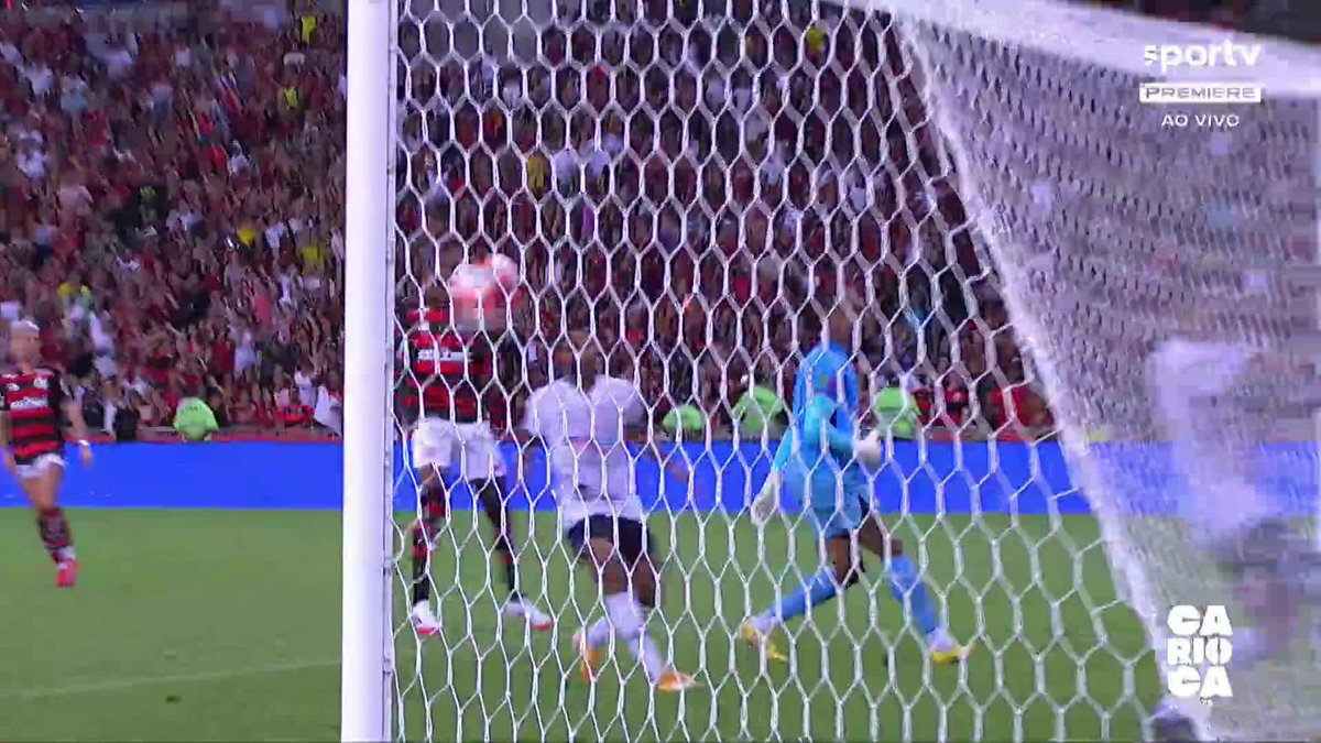 Lamentável essa venda (“doação” talvez seja o termo correto), pra um rival direto na briga pelo Campeonato Brasileiro. Antes de tudo, é a instituição Flamengo batendo no peito e assumindo que falhou e aceitou, por incompetência própria. 19 anos.