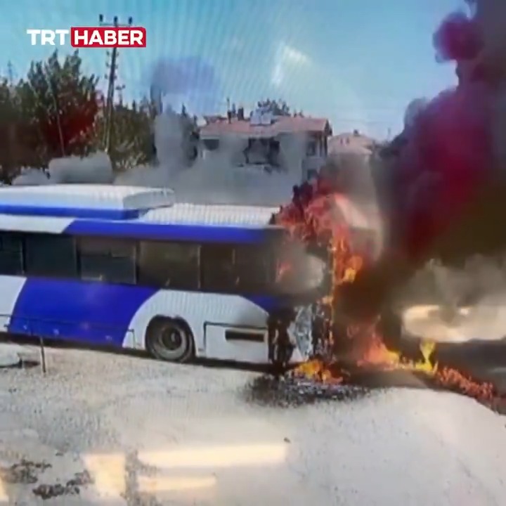 Ankara'da seyir halindeki bir otobüsün motoru alev aldı.