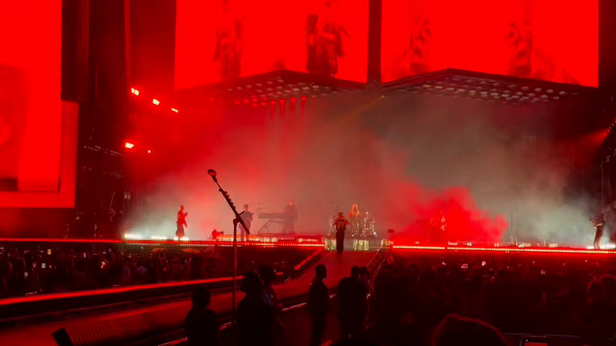 Taka just sang with LINKIN PARK!! ONE OK ROCK