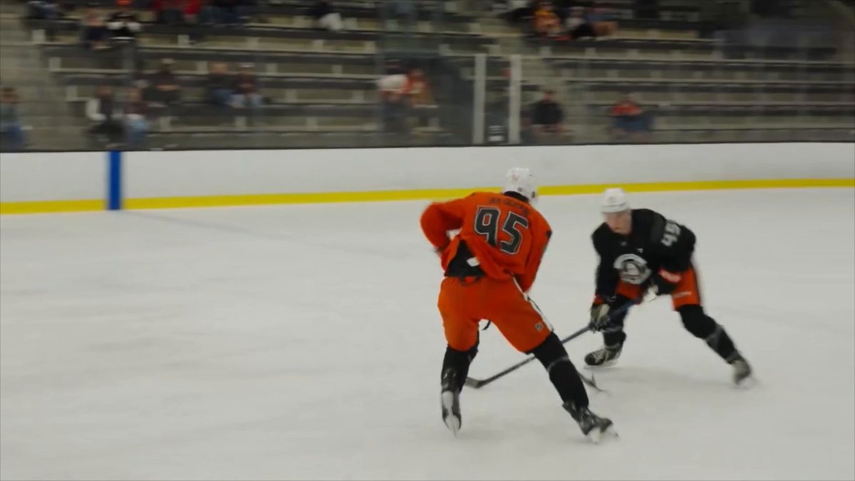 Friendly reminder that Roger McQueen is doing this at 6′5″... 😳 (🎥: Ducks Stream)