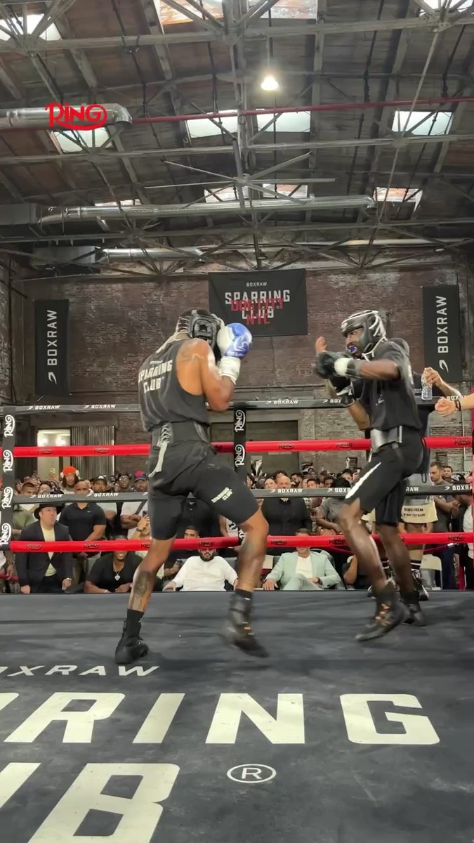 A crazy end to this spar in the final round 💥