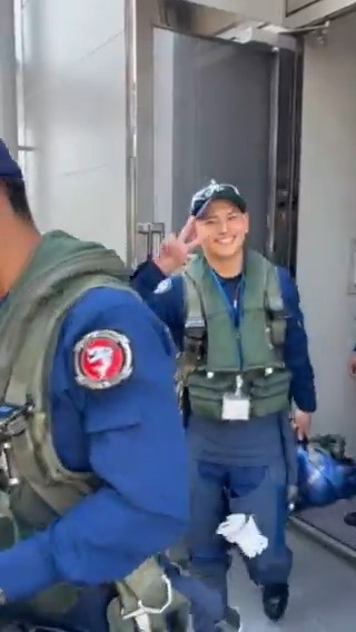 【#ブルーインパルス のパイロットが駐機場へ向かいました✈(7/12)】 準備もいよいよ大詰め💪 駐機場へ向かうパイロットたちの姿をご覧ください😊 撮影したブルーの動画や写真は「#大阪の空を見上げよう」をつけてシェアしよう☝ #大阪・関西万博 Expo2025 大阪・関西万博