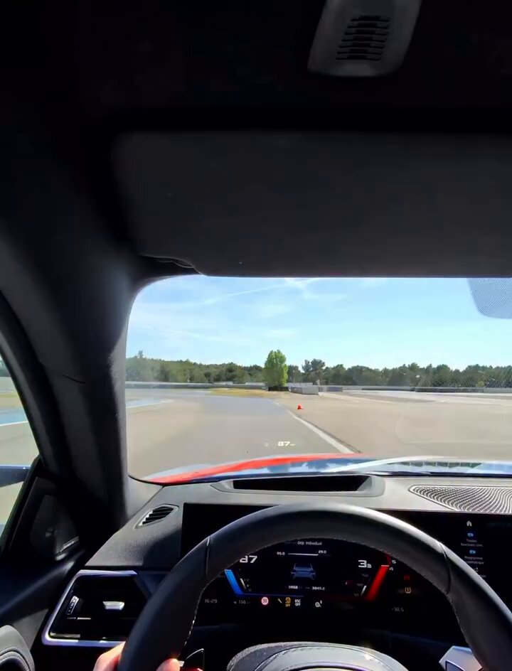 Sağlam bilek sahibi bir sürücü-BMW M2 kombinasyonu; Otomobile alan tanıyarak yüksek devir çevirmeden drift yapabilmek ve eğlenebilmek mümkün.