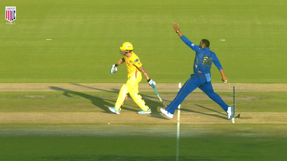 Kieron Pollard reminding Faf Du Plessis to stay inside the crease. 😂
