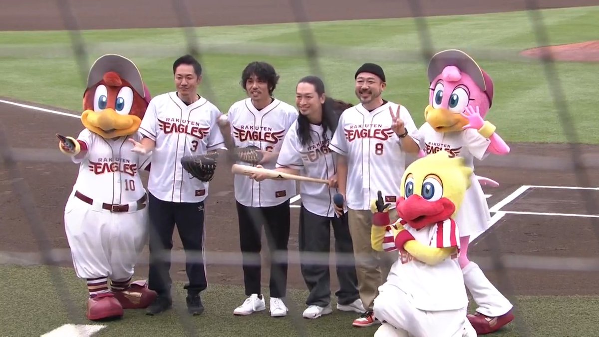 セレモニアルピッチは 「ET-KING」さん⚾️ ピッチャー：BOOBYさん バッター：センコウさん キャッチャー：KLUTCHさん アンパイア：コシバKENさん という豪華なセレモニアルピッチ🥺✨ メンバー全員で盛り上げてくれました👏 試合後のパフォーマンスもお楽しみに🎤🎆 #etking #RakutenEagles #キ！