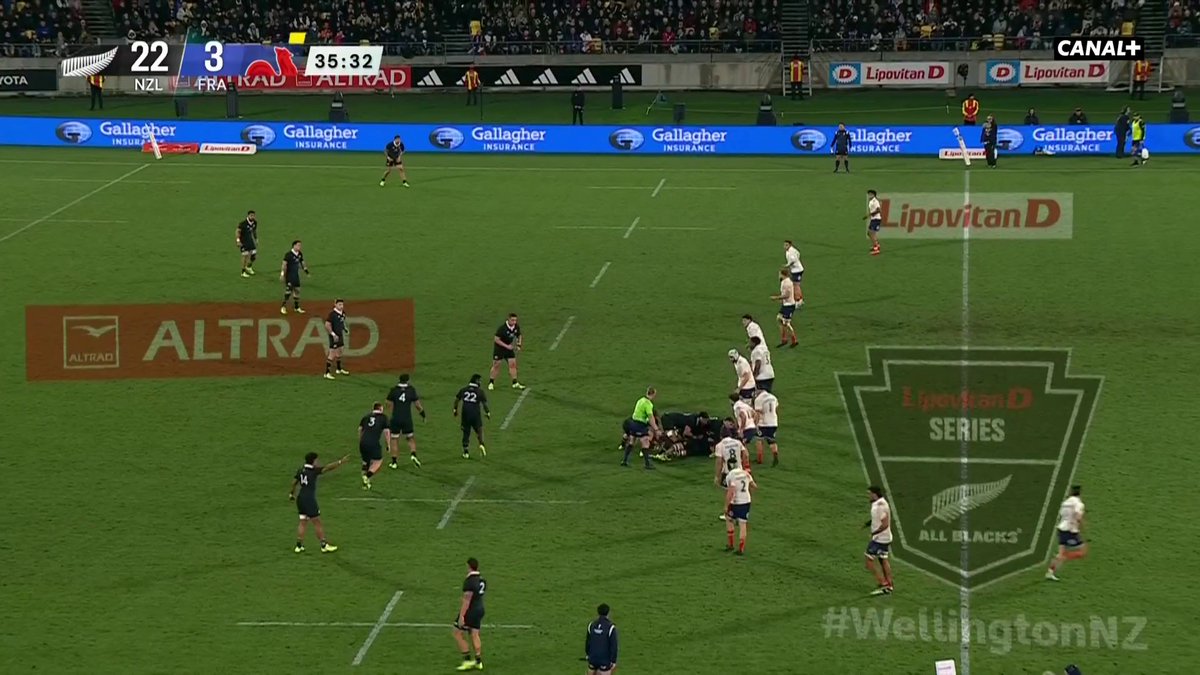 L'essai splendide des All Blacks ๐ณ๐ฟ Ardie Savea transperce la dรฉfense tricolore avant que Tupou Vaa'i ne termine le travail quelques temps de jeu plus tard pour le 4e essai des Blacks ! #NZLFRA