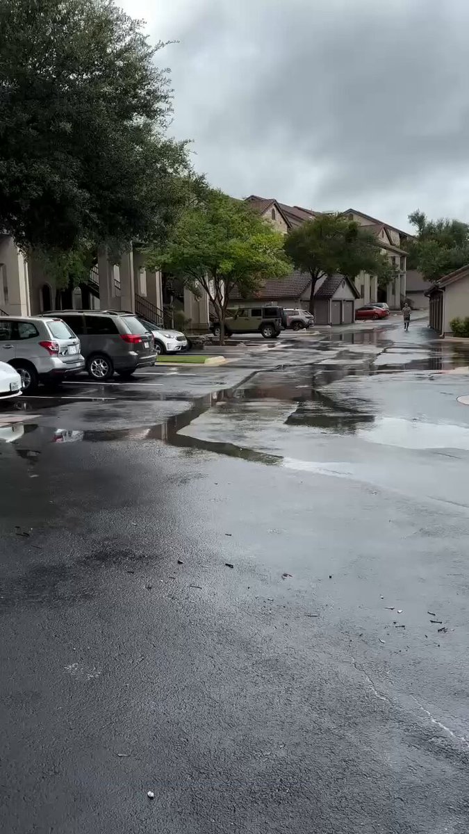 يبدوا أنّ بعض الأمريكيين أيضا يبنون بيوتهم في مجاري السيول، لكن السيل سيرجع إلى مجراه الحقيقي ولو بعد حين." #شاهد 🇺🇸❗️