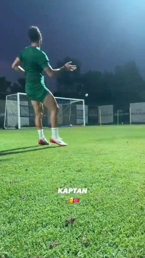 Hakan Çalhanoğlu, Türkiye'de çalışmalarını sürdürüyor.
