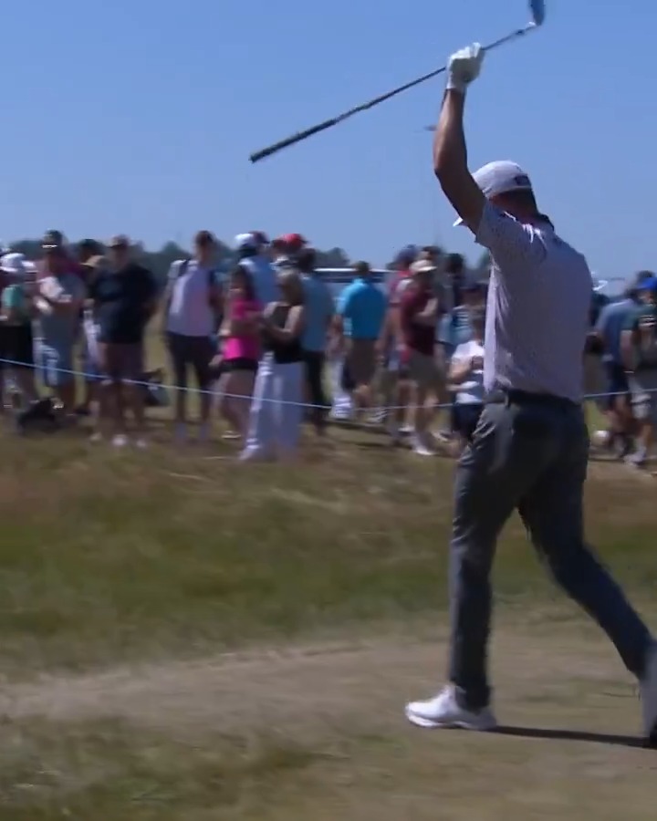 𝙏𝙝𝙞𝙨 𝙘𝙡𝙤𝙨𝙚 to a new car for Justin Thomas and his caddie 😳