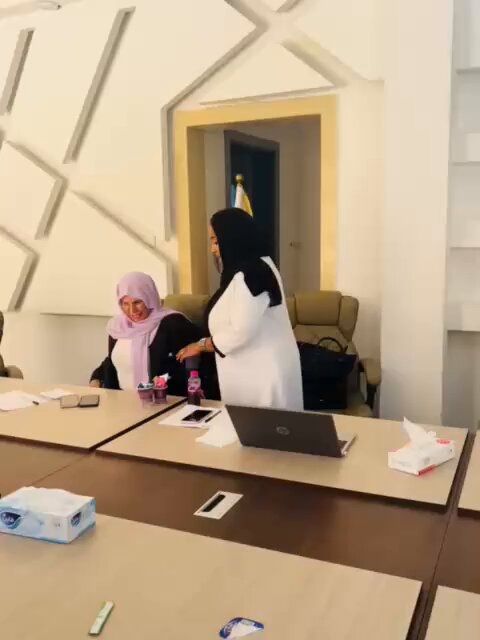 أنا معادش نبي نعـرف ليبيا وين ماشيـه أن نبي هذي شن أديـر قالك فـن الإتكيـت فالجلوس 🤯 نزلـوني معاش نبي نكـمل ..