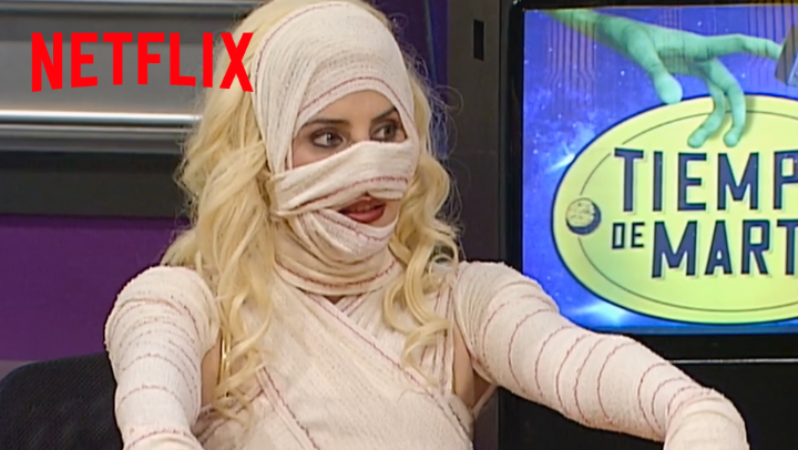 España, 2001: Loly Álvarez envuelta en vendas en un plató contando sus retoques estéticos. #Superestar llega el 18 de julio.